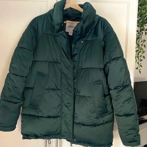 Grön pufferjacka Monki - Skitsnygg och varm lite längre pufferjacka från Monki! Nyskick. Tror nypris är ca 700-800kr, säljs inte längre! 🤍 Frakt tillkommer!