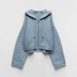 Stickad - !FINNS KVAR! Säljer min populära och jätte fina och trendiga tröja från Zara, köpt för ca 1 månad sen men kommer inte till användning längre.💘💘 KÖP DIREKT FÖR 200kr