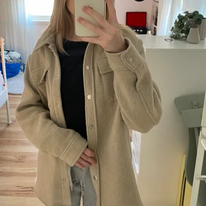 Beige kappa Only - Sparsamt använd kappa från Only storlek S! Perfekt till våren 🤍 Frakt tillkommer!