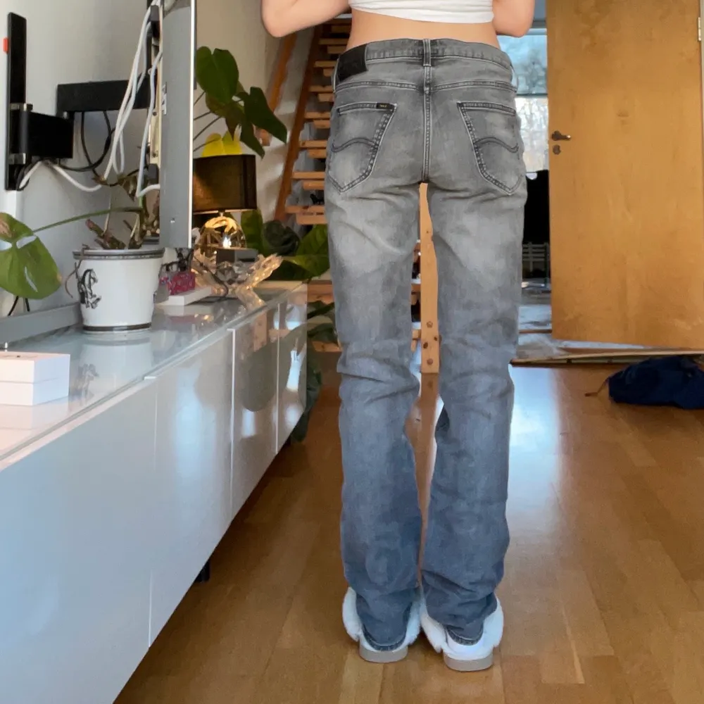 Lågmidjadejeans från lee som är super snygga köp direkt 500kr💕💕💕. Jeans & Byxor.
