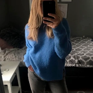 Blå Zara tröja - En Zara tröja jag säljer vidare pågrund av att den är för stor för mig. Inte använd än ända gång sen den kom till mig, men använd få gånger innan! Köparen står för frakt!💕 Vill också säga att de ej är jag på bilden utan tjejen jag köpte den av innan. (Har frågat om jag fick ta dem) 💕💕