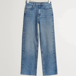utsvängda jeans - coola och snygga blåa jeans ifrån gina tricot👌storlek 164 barnstorlek men passar mig som har XS🤩jag brukar ha de som mid waist men man kan också ha high waist om man drar upp dom👍köpte för 349 men de är använda (inget som syns) hela vintern så säljer för 150!!