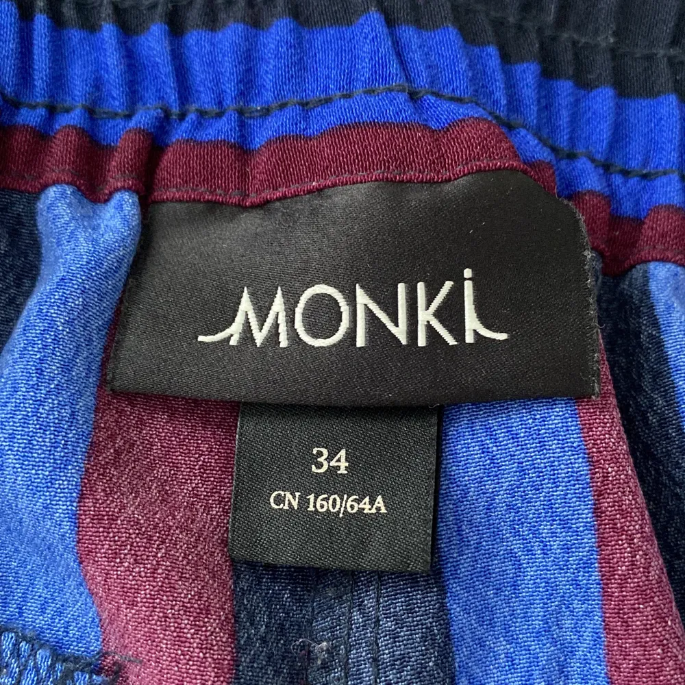 Säljer nu mina kostymbyxor från Monki pga att dom inte kommer till användning. Dom har inte blivit använd så jättemycket och är i ett väldigt bra skick.. Jeans & Byxor.