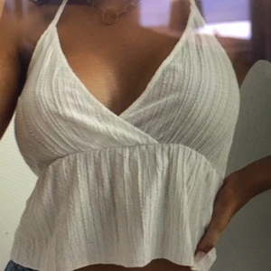 Vit söt topp - Söljer denna fina vita trendiga topp! Kontakta mig om ni är intresserade 