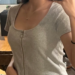 Topp från bikbok - Super fin tröja från bikbok i storlek M fast sitter lite löst på mig som vanligtvis har M fast funkar ändå! FRAKT PÅ 44kr 