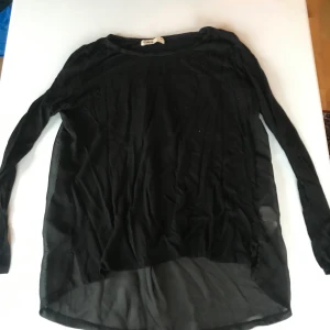 Tröja med genomskinlig rygg - 6 plagg för 100kr