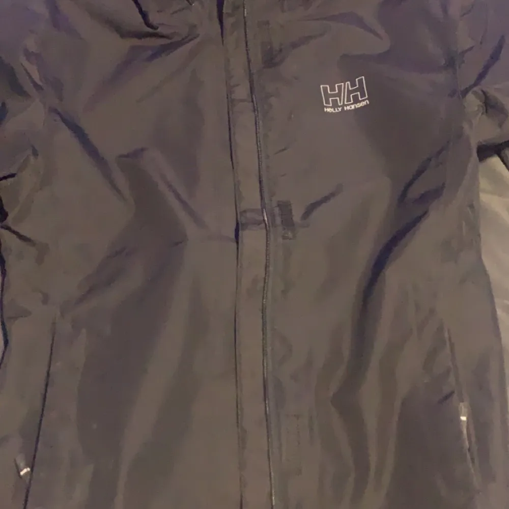 Säljer min gamla helly hansen jacka, storlek s och sitter bekvämt och bra, köpte för 1500-2000kr. Skriv för mer info samt mer bilder😊. Takit.