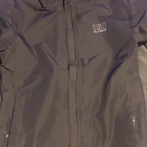 Helly hansen vind jacka svart - Säljer min gamla helly hansen jacka, storlek s och sitter bekvämt och bra, köpte för 1500-2000kr. Skriv för mer info samt mer bilder😊
