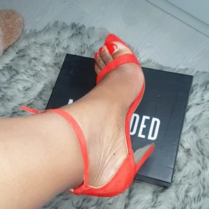 Högklackar/sandaler  - Helt nya sandaler i sina låda. Brand: MISSGUIDED.  Pris: 299. Storlek: 38 (5)