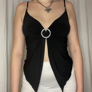 y2k topp storlek S-M - storlek S-M. denna topp köptes sent 90-tal. möts upp i stockholm eller fraktar. *toppen finns kvar 🖤