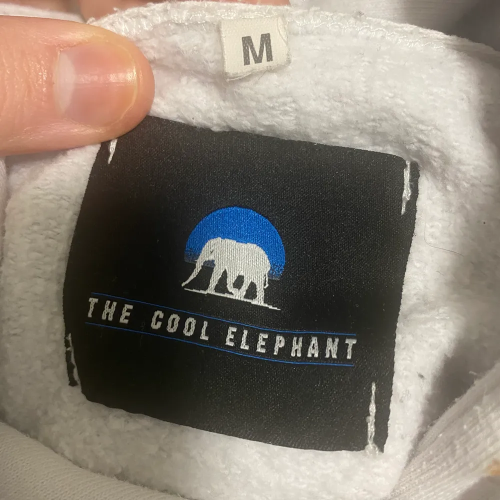 Säljer min hoodie från the cool elephant som används ca 2 gånger, det är inga missfärgningar eller hål/nopprig. Det är storlek M och sitter lite oversize på mig som brukar använda M, vanligt pris den är 599kr, har ni frågor eller vill ha bild på hur den ser ut på är de bara att skriva!😊. Hoodies.