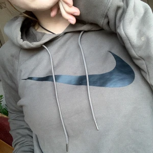 Nike hoodie  - Kollar intresset på min hoodie som jag älskar men som inte kommit så mycket till användning. Färgen är som på bilden, lite grön/brun och är av en kortare modell. Bra skick!!🥰 lite tunnare och superskönt framförallt på våren och sommarkvällar!
