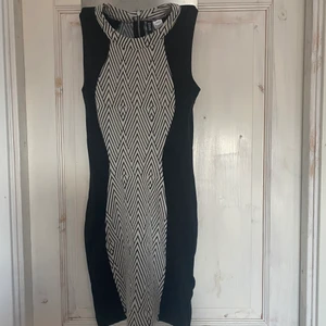 Klänning - Svart vit klänning från hm💗 har en otroligt snygg passform och mönstret fram och baktill ger ett extra intryck av kurvor💗  kan fixa fler bilder om så önskas, bara att höra av er