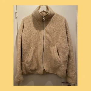 Vit teddyjacka - Gräddvit teddyjacka från Weekday :)