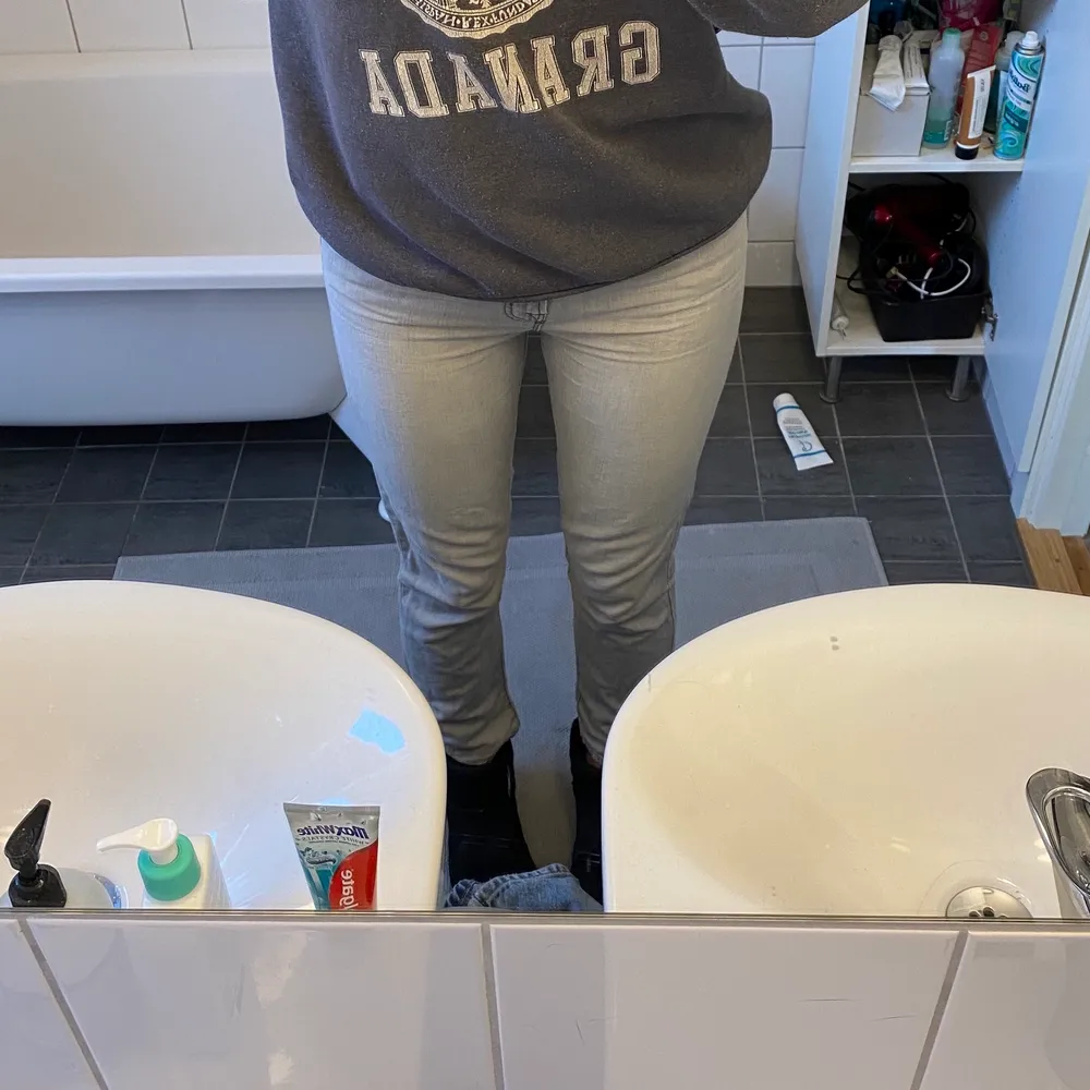 As fina lågmidjade jeans som är alldeles för korta på mig som är 180💙 tror dom passar folk under 171 längmässigt⚡️ sitter tajtare runt låren men blir lösare under knäna, står ingen str men skulle säga att dom passar bäst för 34/36 W25-28 säg till ifall ni vill ha fler bilder⚡️ perfekta om man är lite brun som jag inte är😬 pris kan diskuteras. Jeans & Byxor.