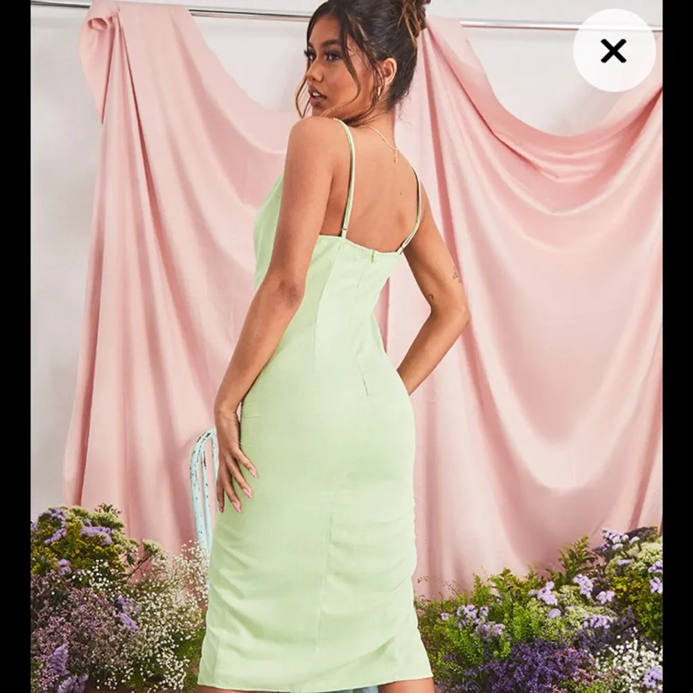 Ljusgrön klänning från Pretty little thing, endast provat men den var förliten. Uk Size 6 skulle säga att det motsvarar en small men den är inte så stretchig. Köpt för 25 £. Klänningar.