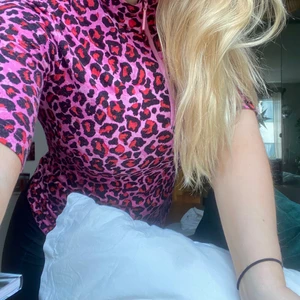 Topp - Perfekt topp från Baum und pferdgarten att ha i alla samanhang!! Sitter perfekt efter kroppen! 