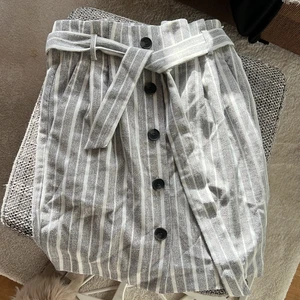 Kjol - Aldrig använd kjol i färgen svart/ grå och vit. Sitter helt perfekt på. Köpare står för eventuell frakt 🥳🤩🥰