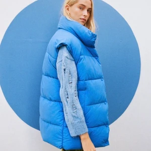 Blå väst från Zara - Säljer min blåa väst från Zara, aldrig använd och lappar kvar. Helt slut på lager. Nypris 700kr💕