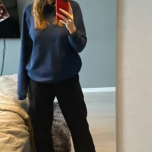 Blå sweatshirt  - Så fin blå sweatshirt i toppskick, använd fåtal gånger och så bra material! Strl S men lite oversize. Ingen fraktkostnad💞