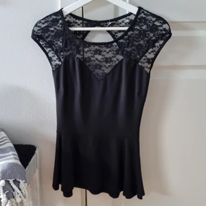 Gina tricot topp. Svart storlek 36 - Svart gina topp i storlek small. Använda men bra skick. 