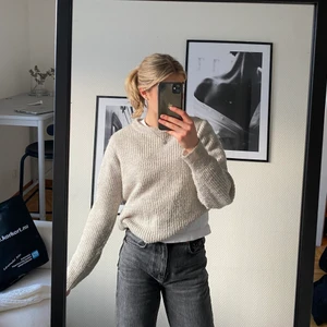 Grå stickad tröja - Grå/beige stickad tröja från Nakd. Det är en xxs men skulle mer säga en xs. Bra skick!! Hör gärna av dig med frågor!!🤍