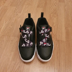 Fila skor - Svarta fila skor, endast använda 1 gång. Har man några frågor eller vill ha fler bilder är det bara till att skriva. Betalning via swish.