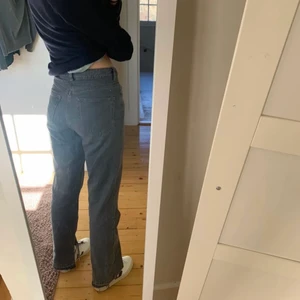 Gråa jeans med slits  - Säljer vidare dessa gråa raka jeans med slits då jag tröttnat på dom, köpta här på Plick för ett tag sen men kommer ifrån början från weekday. Storlek W27 L32 men avklippta, innerbenssömmen är 75cm. (Lånade bilder från förra säljaren)☺️☺️