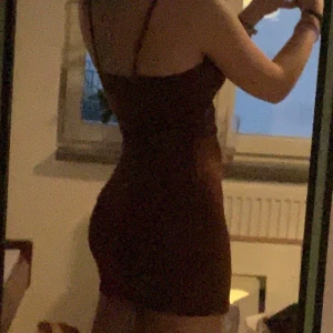 Brun klänning - Köpte på secondhand, skit skön.🤎🤎🤎