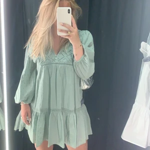 Klänning - Otroligt fin sommarklänning från zara. Aldrig använd. Köparen står för frakt.