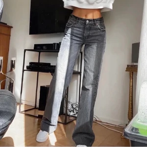 Zara jeans - Supersnygga och populära gråa jeans från zara. Köpte dom här på plick men jag själv har endast provat dom. Tyvärr passade dom inte mig och därför säljer jag dom vidare.kan även tänka mig byta mot deras mid waist straight leg. (lånade bilder) Kom provat för egna bilder💓