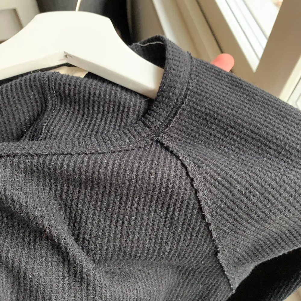 Säljer min super snygg tajt långärmad tröja i tjockare material, med sömmar som detaljer. Använd men få defekter 🖤🖤. Tröjor & Koftor.