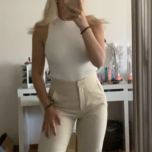 Linne - Ett slutsålt Linne från AfJ. Oerhört användbart och passar till allt. Säljer för att jag har två likadana. Köparen står för frakten.