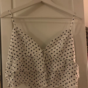 Prickig volangtopp - Storlek L men passar inte mig i bysten så skulle säga att den passar någon med a-c kupa. Den knyts där fram så passar alla