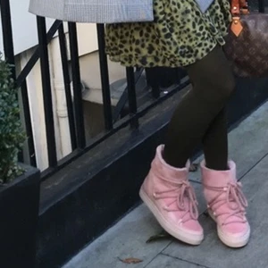 Inuikii - Säljer mina fina inuikii skor strl 38 använda men fint skick! Säljes för 700kr nypris ca 2000 💗💗 Säljer även kjolen på bilden