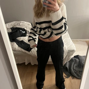 Bikbok, låga kostymbyxor - Säljer dom här ur snygga lågmidjade kostymbyxorna från bikbok. Storlek 36/38. Säljer pga att dom är för små för mig, lappen är kvar och dom är aldrig använda. Köp direkt för 350. Köparen står för frakten. 