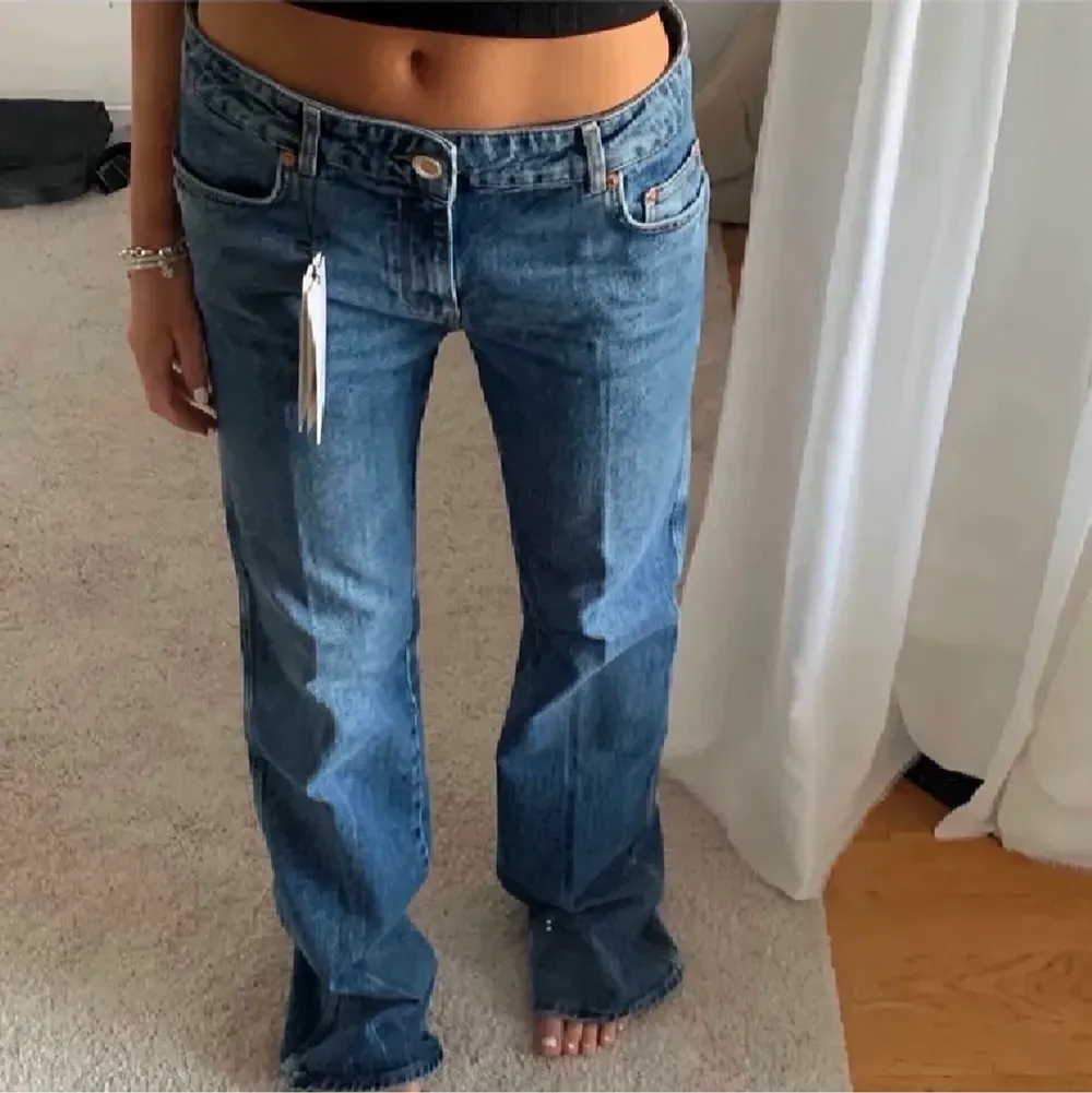 De poplära Lågmidie zara jeans!! Oanvända och prislapparna sitter kvar. dem är avklippta så skulle passa en person som är runt 168-170cm lång. Jeans & Byxor.