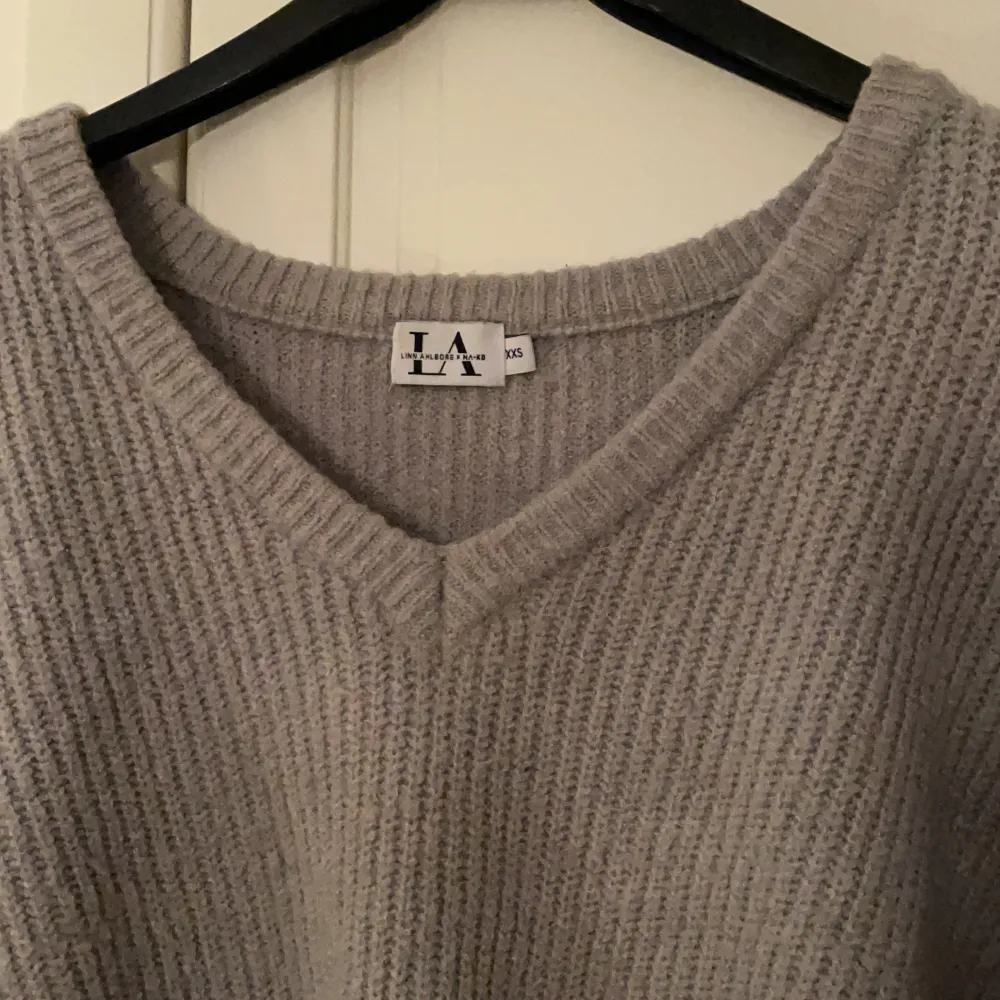 Fin tröja ifrån NAKD (Linn ahlborgs kollektion)! Lite nopprig men endast använd ett fåtal gånger🤍 köpt för 299 säljer för 149 kr . Stickat.