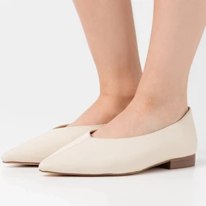 beige ballerina skor  - ett par spetsiga vit-beiga ballerinaskor från na-kd😍 nypris 449 kr och de är endast använda 2 gånger<3 förstklassig skinnimitation så helt veganska !! pris kan diskuteras :)