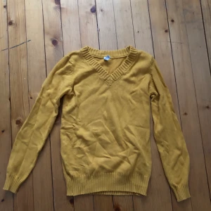 Stickad tröja  - Den är mjuk stickad tröja. Sticks inte utan väldigt behaglig. Jag har använt den en gång då jag fick den i present men färgen passade mig tyvärr inte. Den är lite senaps gul i färgen.
