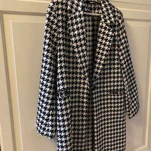 Vit/svart kappa  - Använd fåtal gånger, från Gina Tricot 