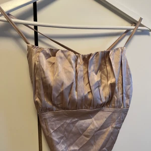 Festtopp  - En festligt silkes topp med öppen rygg. 