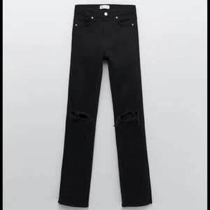 Zara split jeans  - Säljer både dom gråa och svarta zara split jeansen. Dom svarta är aldrig använda så jag säljer dom för 250 och dom gråa 220.