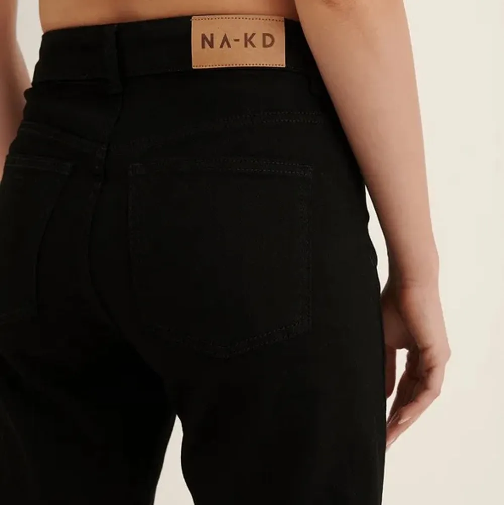 ❌lånade bilder❌ Mid waist jeans från NAKD 😇😇 nypris 499, säljer för 100kr men kan gå ner i pris vid snabb affär 😘 . Jeans & Byxor.
