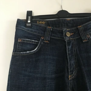 Lågmidjade Lee jeans - Ett par lågmidjade vintage Lee jeans. De är i perfekt skick och knappt använda. Lätt bootcut men iprincip straight leg. Säljer då de tyvärr inte passar mig. Skriv vid frågor eller för fler bilder🤍🤎✨