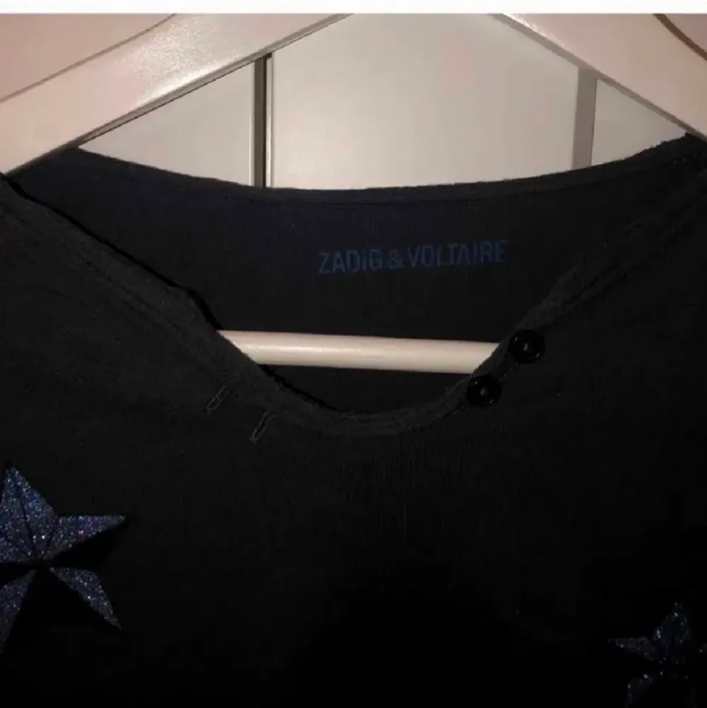 Jättecool tröja från Zadig & Voltaire💕 köpt här på Plick och båda bilderna är lånade, skriv privat för fler bilder. Jätte fint skick, xs men passar även s. Tröjor & Koftor.