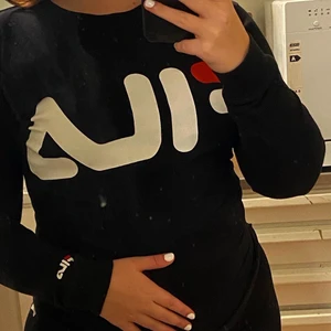 fila tröja - snygg vanlig långärmad tröja från FILA. sitter jättefint på. aldrig använd