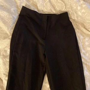 utsvängda byxor  - jättefina utsvängda byxor som man kan ha till allt,i storlek S och är i superfint skick🥰