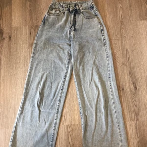Jeans från Shein - Ett par ljusa jeans från Shein. Jag som är smal i midjan har sytt in ett band i midjan som går att ta ut. Använda 3-4 gånger. (Köparen står för frakten 66kr spårbart).