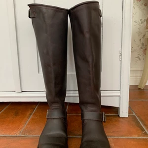 Primeboots  - Bruna primeboots. Lite fläckar och repor samt att vänster sula saknas. Ordinariepris 3899kr och nypris 1200kr.